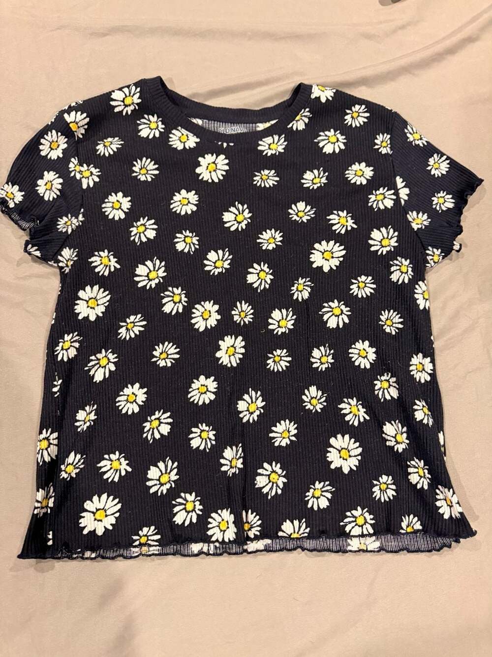 Old Navy Girls T-Shirt Size Girls XL (14-16) Black Daisy Print Lettuce Trim Tee